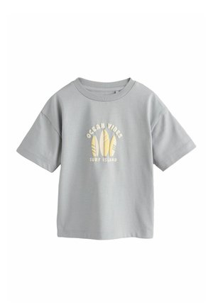 Jasnoszary T-shirt z krótkim rękawem i okrągłym dekoltem, z trzema żółtymi ilustracjami desek surfingowych oraz napisem "OCEAN VIBES SURF ISLAND" na przodzie.