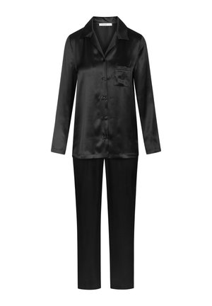 Zwarte satijnen pyjama set bestaande uit een lange mouw blouse met knopen en een sierlijke opgestikte zak, gecombineerd met bijpassende rechte broek. Glad oppervlak en elegant ontwerp.