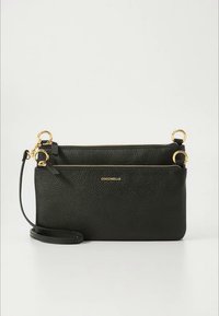 Černá kožená taška přes rameno se dvěma kapsami na zip, zlatým kováním, texturovaným povrchem a odnímatelným náramkem na zápěstí.