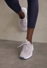 FREE METCON 6 - Zapatillas de entrenamiento - platinum violet/white/cement grey/summit white