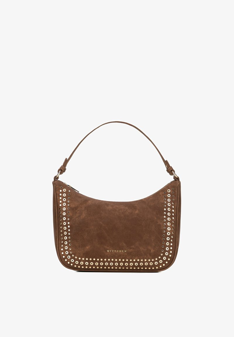 Bruine suède schoudertas met gouden oogjes die de voorkant omlijsten, korte handgreep en klein merklogo gecentreerd aan de onderkant.