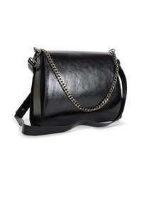 Borsa a mano nera in pelle con tracolla a catena, texture liscia, forma rettangolare, fronte piatto e leggero luccichio sulla superficie.