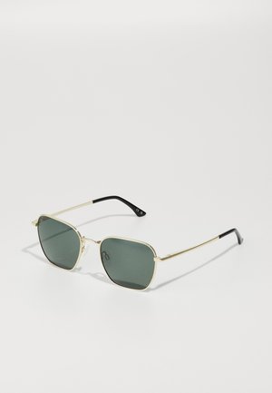 Ochelari de soare din metal auriu cu un cadru rectangular și lentile de culoare verde închis. Brațele au un accent negru la vârfuri. Design minimalist.