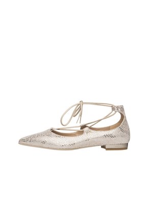 Zapato de mujer plano con puntera puntiaguda, estampado metálico de piel de serpiente y cordones alrededor del tobillo en color beige claro.
