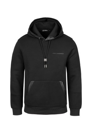 Černá mikina s kapucí vyrobená z bavlněné směsi, s přední kapsou, nastavitelnými šňůrkami a lesklými detaily na kapuci a okrajích kapes.