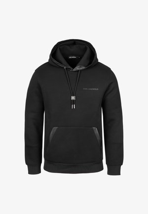 Svart hoodie i bomullsblandning med framficka, justerbara dragskor och glansiga detaljer på huvan och fickkanterna.