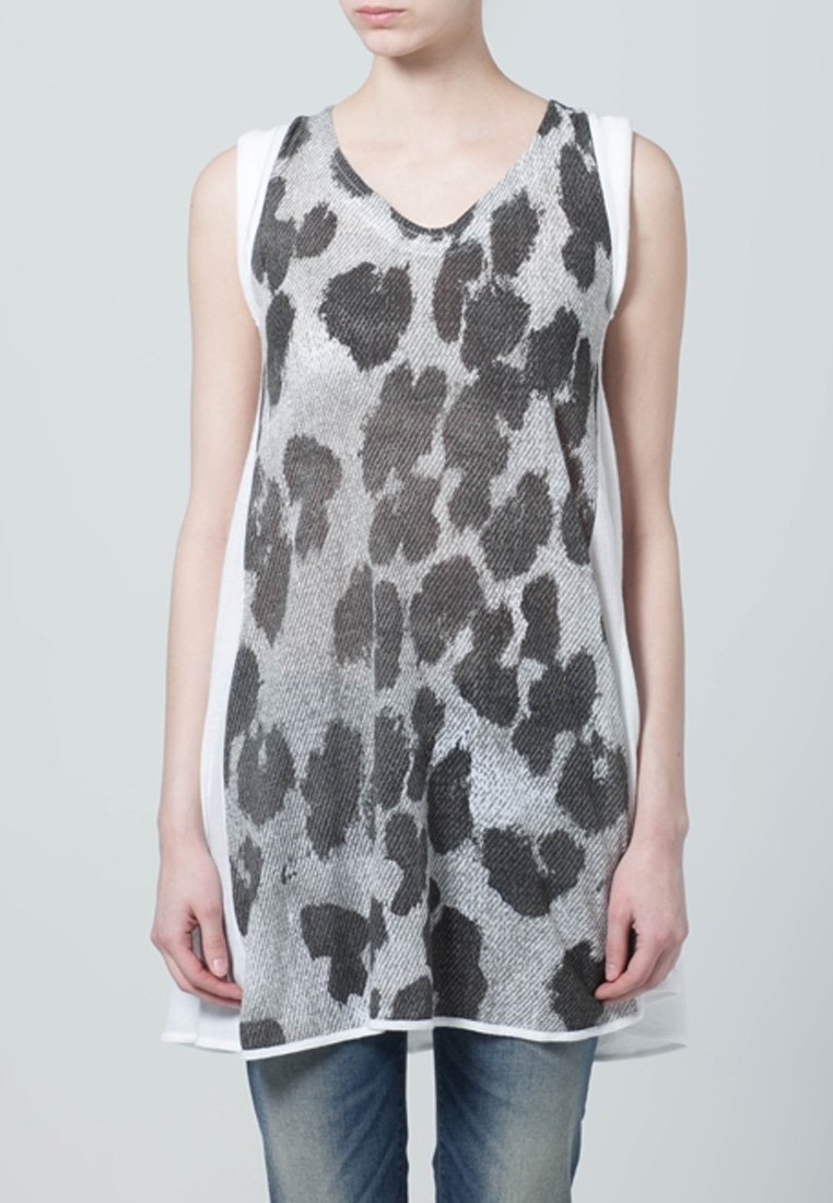Top senza maniche con scollo a V, caratterizzato da un design a stampa leopardata in bianco e nero e grigio, con un pannello laterale bianco, realizzato in un tessuto leggero e con una texture.