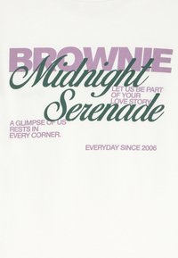 Diseño de texto que dice "BROWNIE Serenata de Medianoche" con las frases "Déjanos ser parte de tu historia de amor," "Un vistazo de nosotros reposa en cada rincón," y "Desde 2006, todos los días."