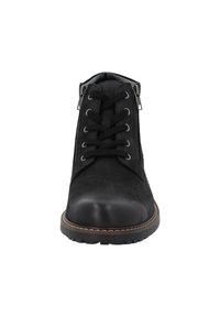 Stivale alla caviglia in pelle nera con punta liscia, corpo in suede, lacci frontali e zip laterale, dotato di suola testurizzata.