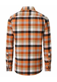 Langærmet skjorte med knaplukning, der har et mønster i tern i orange, grå, sort og hvid. Fremstillet af et blødt stof med en afrundet bund og manchetter.