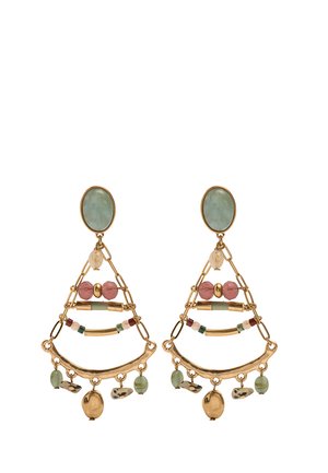 Trójkątne kolczyki w złotym odcieniu z zielonymi owalnymi górnymi częściami, różowymi i zielonymi koralikami oraz zwisającymi owalnymi i nieregularnymi zawieszkami.