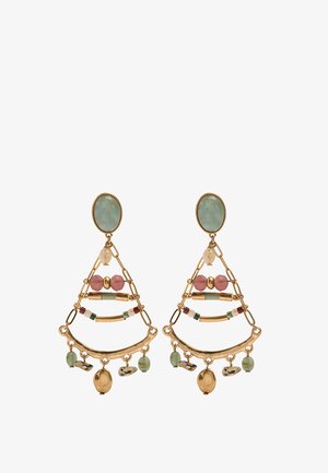 Trójkątne kolczyki w złotym odcieniu z zielonymi owalnymi górnymi częściami, różowymi i zielonymi koralikami oraz zwisającymi owalnymi i nieregularnymi zawieszkami.