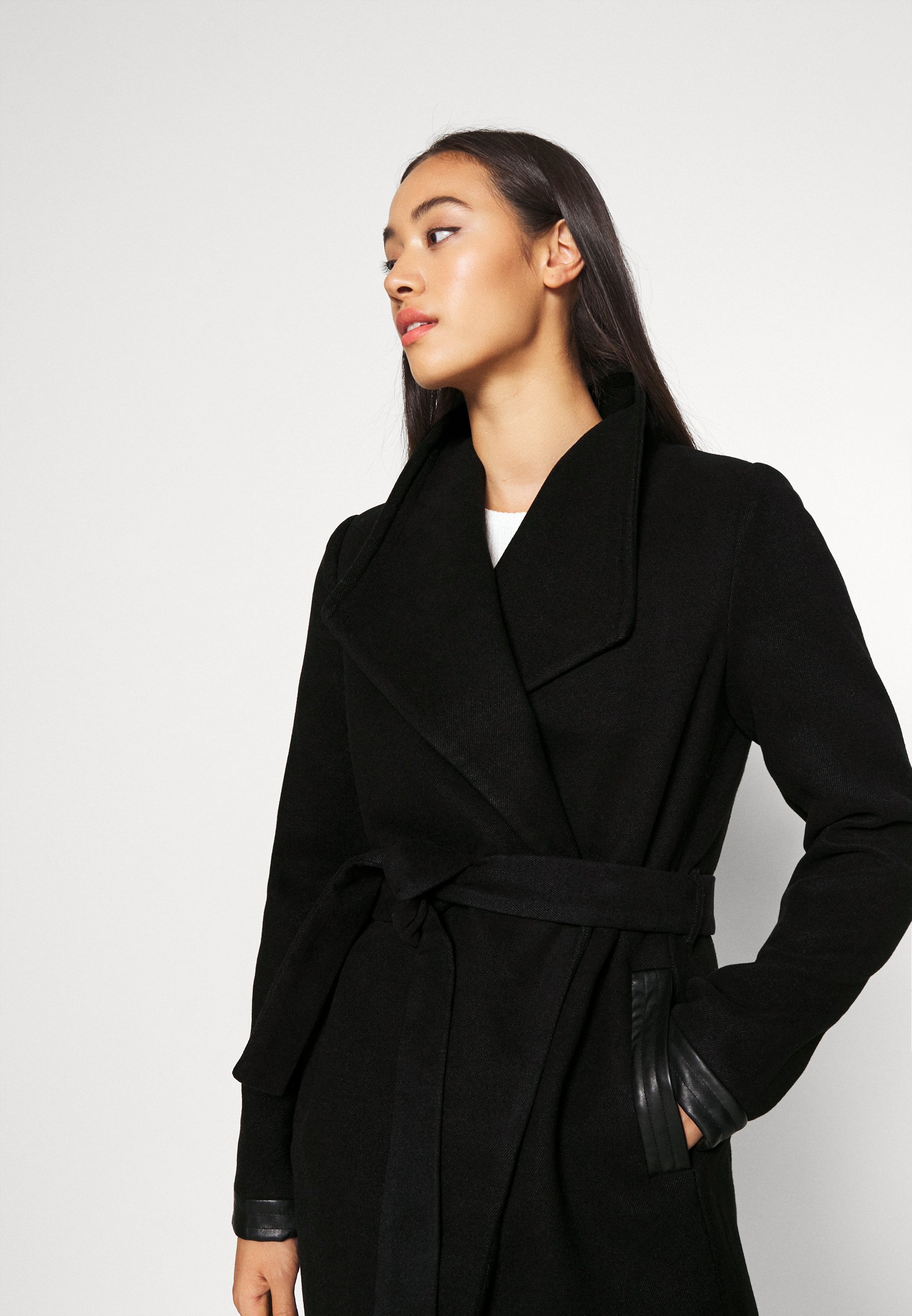 Vero Moda VMCALASISSEL JACKET Kort kappa rock black Kappor och jackor för kvinnor i plus size | VERO MODA