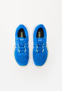 Des chaussures de sport bleues avec un upper en maille, une semelle blanche et des accents jaunes. Elles sont dotées de lacets et du logo Asics sur une semelle intérieure noire.