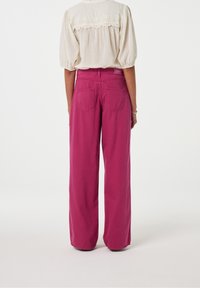 Pantalones anchos magenta de algodón, con dos bolsillos traseros, cintura alta y corte holgado. Textura suave con un color sólido.