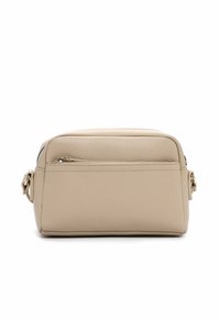 Beige läder axelväska med en texturerad yta, rektangulär form, en enda dragkedjefack och justerbar rem.