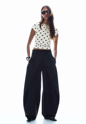 PLEATED BARREL - Nohavice - black