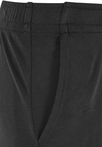 Svart träningstights med ett mjukt, stretchigt material. Elastisk midja och fickor på sidorna med förstärkta sömmar.