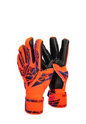 Guanti da portiere arancione brillante e neri con motivi geometrici blu e cinturini al polso, un guanto mostra il palmo e l'altro il dorso.