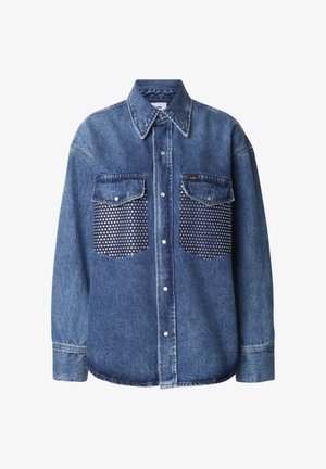 Denimskjorte i mørk blå med to frontlommer med sølvnitter. Knappelukking og lange ermer med rett kant.