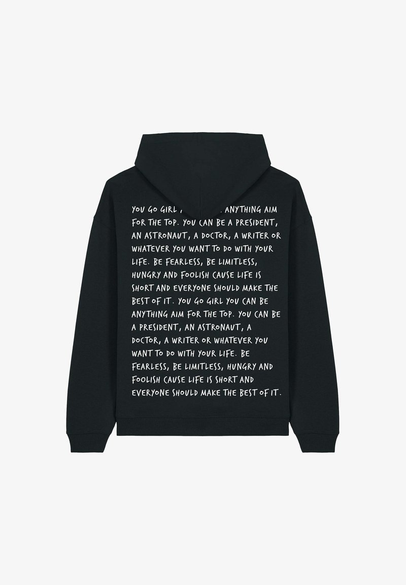Schwarzer Hoodie mit Kängurutasche, langen Ärmeln und einem großen weißen Textdruck, der Empowerment und Ambition betont.