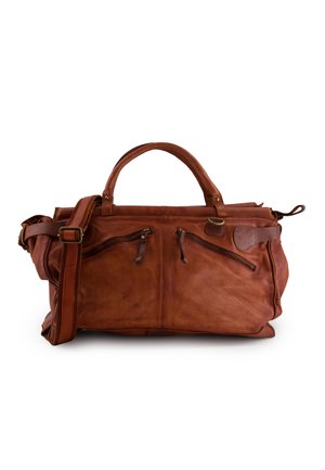 Bruine leren duffeltas met dubbele ritssluitingen, stevige handvatten en verstelbare schouderriem, weergegeven tegen een witte achtergrond.