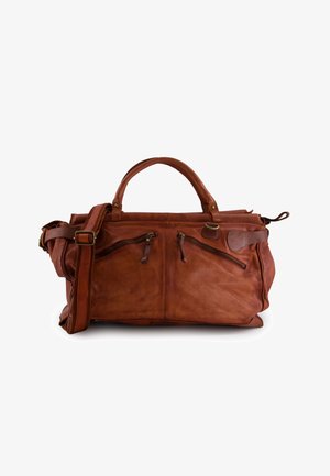Brun læder duffeltaske med dobbelte lynlåslommer, robuste håndtag og justerbar skulderrem, vist mod en hvid baggrund.