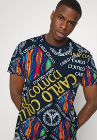 Carlo Colucci BIG LETTERS UNISEX - T-shirt estampada - blue