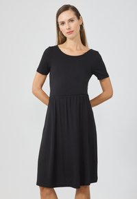 Schwarzes kurzes Kleid mit kurzen Ärmeln aus einem weichen Stoff, das einen taillierten Oberkörper und einen ausgestellten Rock hat, mit einem runden Ausschnitt und ohne Muster.