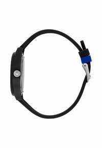 Orologio in silicone nero con quadrante circolare, hardware argentato e un accento blu sulla fibbia. Texture liscia e design moderno.