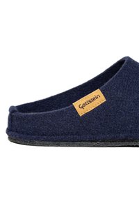 Scarpa slip-on in felt blu navy con parte superiore testurizzata, dotata di un'etichetta in pelle marrone contrassegnata "Gottstein" e suola in gomma nera.
