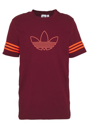 Bordowy bawełniany t-shirt z centralnym pomarańczowym logo trefoil w paski oraz pomarańczowymi paskami na rękawach. Okrągły dekolt.