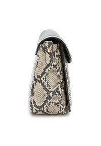 Taschenhandtasche im Python-Muster mit strukturiertem Design, ausgestattet mit einem schwarzen Lederoberteil und goldenen Hardware-Akzenten. Texturierte Oberfläche mit geometrischem Druck.