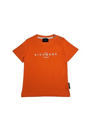 Maglietta arancione a maniche corte per bambino con la scritta "John Richmond London" stampata in bianco sul davanti e bottoni a pressione sulla spalla.