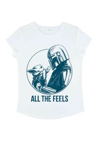 Hvid bomulds t-shirt med en cirkulær blå grafik af en karakter med store ører og en person med hjelm, teksten lyder "ALLE DE FØLELSER."