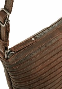 Borsa a tracolla in pelle marrone con texture a righe orizzontali, zip in tonalità argento e tracolla regolabile con accessori metallici.