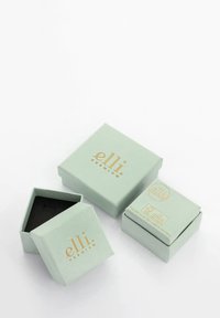 Sieraden dozen in muntgroen met gouden "elli" branding en een gestructureerde afwerking. Eén doos is open en toont een zwarte binnenkant.