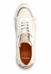 Witte sneaker met mesh bovenwerk, gladde accenten en oranje binnenkant. Beschikt over vetersluiting en logo-detail op de tong.