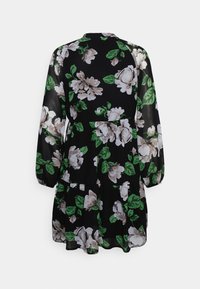 Vestido preto floral com mangas longas, apresentando grandes flores de cor clara e folhas verdes. Design em camadas e textura suave e leve.
