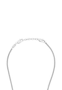Silberne Kettenarmband mit einem eleganten, flexiblen Design, strukturierten Oberflächen, sicherem Verschluss und Verbindungsringen.