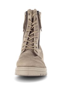 Beige suède enkellaarsjes met een vetersluiting aan de voorkant en een zijrits, voorzien van een gestructureerde bovenkant en een chunky rubberen zool.