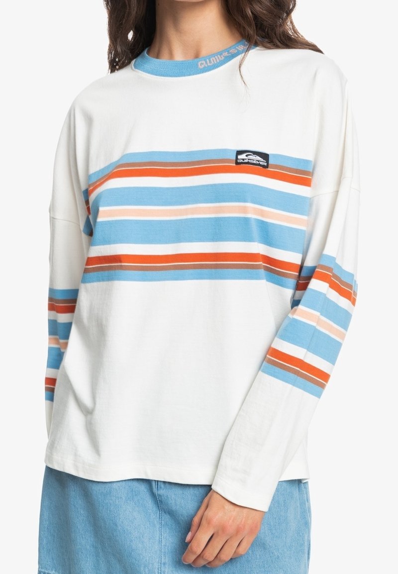 Långärmad T-shirt i vit bomull med horisontella blå, orange och persikofärgade ränder. Har rund halsringning och logotypmärke.