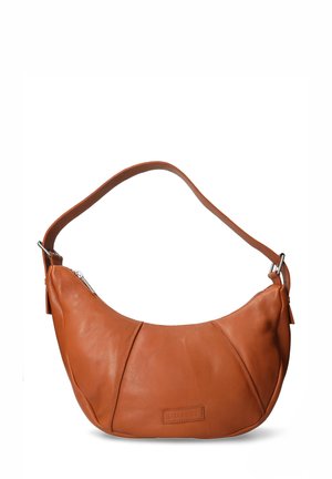 Tan leren handtas met een gebogen vorm, voorzien van een ritssluiting, een platte schouderband en gestikte paneeldetails.