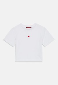 Camiseta corta blanca de algodón con un pequeño corazón rojo bordado en el pecho. Cuello redondo simple y mangas cortas.