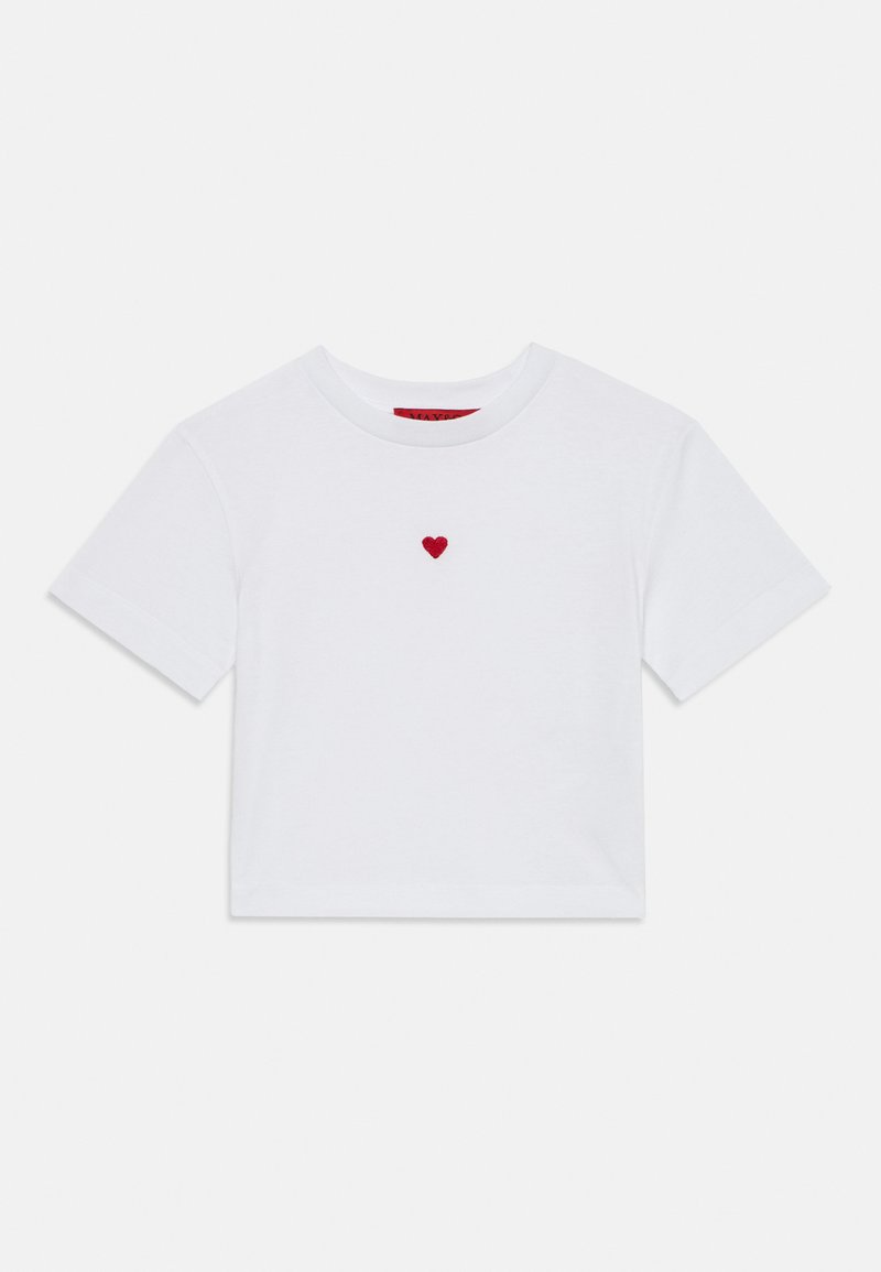 Balts īsais kokvilnas T-krekls ar mazu sarkanu sirdi izšūtu uz krūtīm. Vienkārša apaļa apkakle un īsas piedurknes.