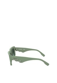 Occhiali da sole in plastica verde con montatura quadrata. Dettaglio del logo inciso sul lato. Le lenti sono di un grigio scuro. Le aste hanno un design leggermente curvo.
