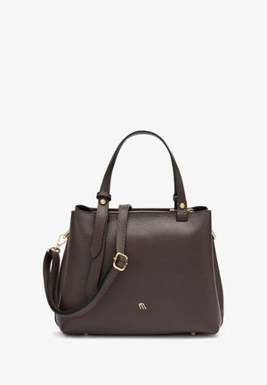 Bruine leren handtas met gestructureerde afwerking, dubbele handvatten, afneembare schouderriem, goudkleurige hardware en een ritsluiting.