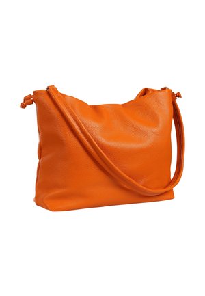 Zacht getextureerde oranje leren schoudertas met een enkele riem en licht ingezakte vorm op een witte achtergrond.
