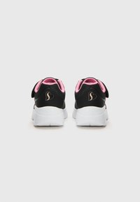 Baskets de sport noires avec des accents roses, col rembourré, sangle Velcro, semelle blanche et un logo doré. Tige texturée pour une bonne respirabilité.