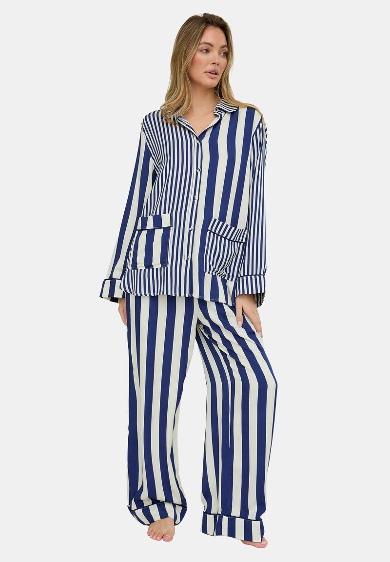 Marineblaue und weiße gestreifte Pyjama-Set aus leichtem Stoff, bestehend aus einem Hemd mit Knopfleiste und zwei Taschen vorne sowie einer locker sitzenden Hose.